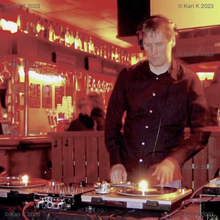 Valokuva tiskijukasta soittamassa vinyylilevyjä ravintolan tanssitapahtumassa. Ravintola on edesmennyt kuopiolainen ravintola Vuoribaari. Tunnettiin myöhemmin myös nimellä K-klubi.